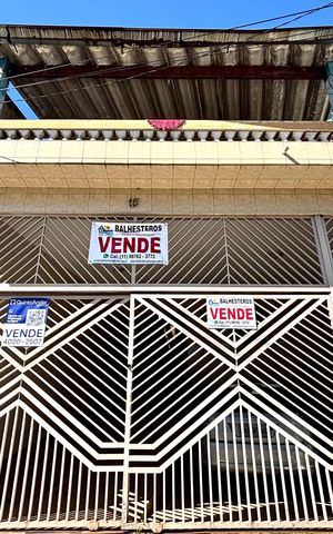 Casa à venda com 172m², 5 quartos e 3 vagasFachada