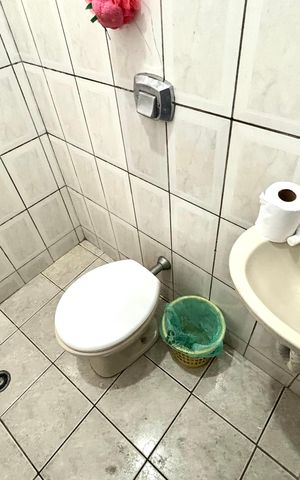 Casa à venda com 172m², 5 quartos e 3 vagasBanheiro social