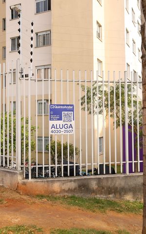 Apartamento para alugar com 33m², 2 quartos e sem vagaPlaca grande instalada na grade da fachada do condomínio, dia 04.07.2026 - Código da placa: UYLW - 656