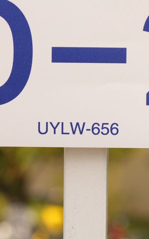 Apartamento para alugar com 33m², 2 quartos e sem vagaPlaca grande instalada na grade da fachada do condomínio, dia 04.07.2026 - Código da placa: UYLW - 656