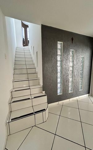 Casa à venda com 188m², 3 quartos e 5 vagas Casa à venda com 188m², 3 quartos e 5 vagasSala