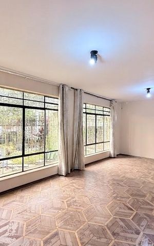 Casa para alugar com 225m², 4 quartos e 5 vagas Casa para alugar com 225m², 4 quartos e 5 vagasSala