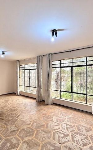 Casa para alugar com 225m², 4 quartos e 5 vagas Casa para alugar com 225m², 4 quartos e 5 vagasSala