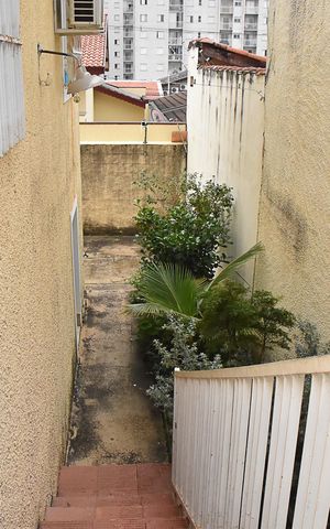 Casa à venda com 125m², 3 quartos e 2 vagasescada que leva ao quintal