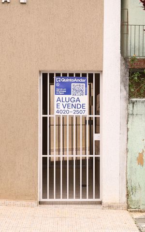 Apartamento à venda com 48m², 2 quartos e sem vagaPlaca grande instalada no portão do condomínio dia 06.07.2026 - Código da placa: GBEG-286