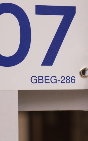 Apartamento à venda com 48m², 2 quartos e sem vagaPlaca grande instalada no portão do condomínio dia 06.07.2026 - Código da placa: GBEG-286