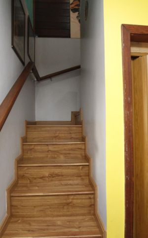 Casa à venda com 260m², 3 quartos e 2 vagasEscada