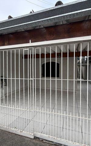 Casa para alugar com 90m², 3 quartos e 1 vaga Casa para alugar com 90m², 3 quartos e 1 vagaFachada