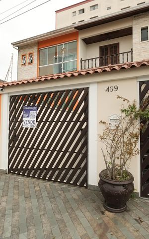 Casa para alugar com 242m², 3 quartos e 5 vagasFachada