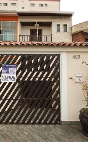 Casa para alugar com 242m², 3 quartos e 5 vagasFachada