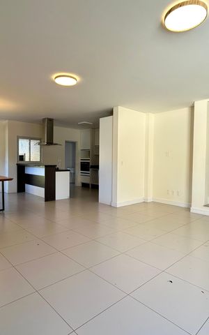 Casa de condomínio para alugar com 205m², 3 quartos e 3 vagas Casa de condomínio para alugar com 205m², 3 quartos e 3 vagasSala
