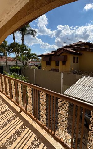 Casa à venda com 390m², 6 quartos e 7 vagas Casa à venda com 390m², 6 quartos e 7 vagasVaranda