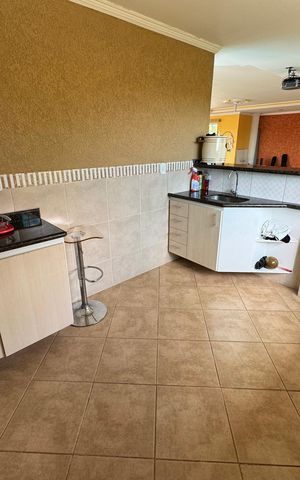 Casa à venda com 390m², 6 quartos e 7 vagas Casa à venda com 390m², 6 quartos e 7 vagasCozinha Salão de Festas