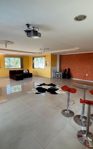 Casa à venda com 390m², 6 quartos e 7 vagas Casa à venda com 390m², 6 quartos e 7 vagasÁrea comum - Salão de festas