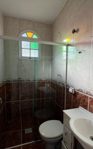 Casa para alugar com 130m², 2 quartos e 2 vagas Casa para alugar com 130m², 2 quartos e 2 vagasBanheiro Corredor