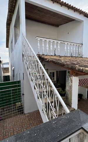 Casa para alugar com 280m², 2 quartos e 2 vagas Casa para alugar com 280m², 2 quartos e 2 vagasEscada de Acesso