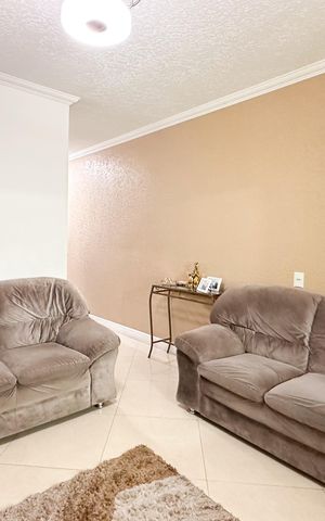 Casa à venda com 250m², 3 quartos e 2 vagas Casa à venda com 250m², 3 quartos e 2 vagasSala