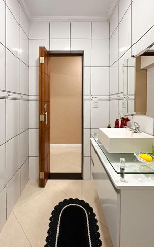Casa à venda com 250m², 3 quartos e 2 vagas Casa à venda com 250m², 3 quartos e 2 vagasLavabo
