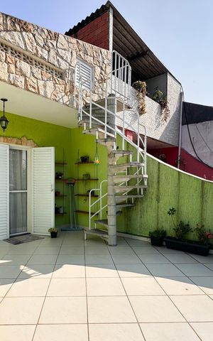 Casa à venda com 250m², 3 quartos e 2 vagas Casa à venda com 250m², 3 quartos e 2 vagasSacada da Suíte