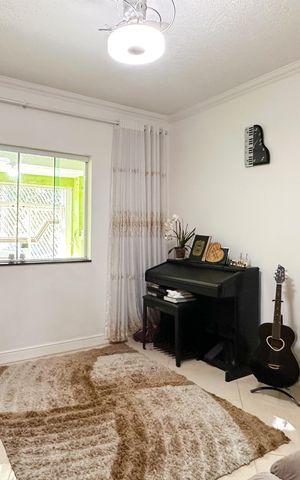 Casa à venda com 250m², 3 quartos e 2 vagas Casa à venda com 250m², 3 quartos e 2 vagasSala