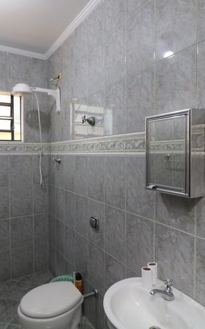 Casa à venda com 147m², 3 quartos e 2 vagasBanheiro