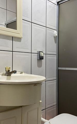 Casa à venda com 180m², 4 quartos e 2 vagasBanheiro 1