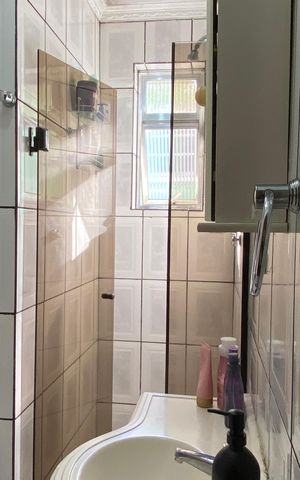 Casa à venda com 180m², 4 quartos e 2 vagasBanheiro 1