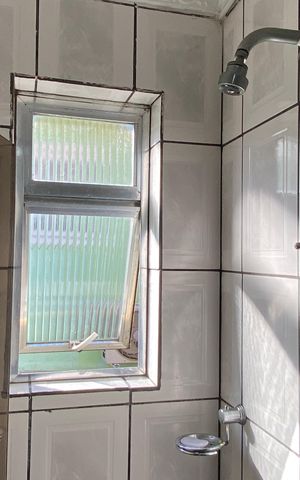 Casa à venda com 180m², 4 quartos e 2 vagasBanheiro 2