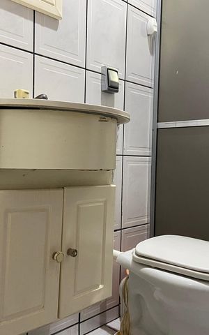 Casa à venda com 180m², 4 quartos e 2 vagasBanheiro 1