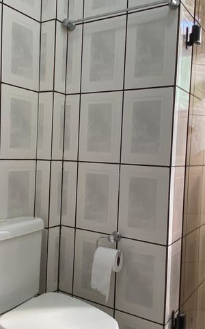 Casa à venda com 180m², 4 quartos e 2 vagasBanheiro 1