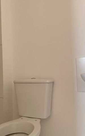 Casa à venda com 35m², 1 quarto e sem vaga Casa à venda com 35m², 1 quarto e sem vagaBanheiro