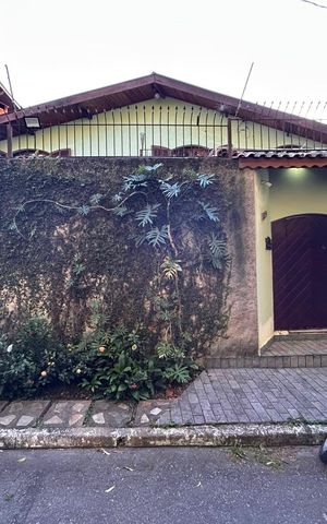 Casa à venda com 280m², 4 quartos e 3 vagas Casa à venda com 280m², 4 quartos e 3 vagasFachada