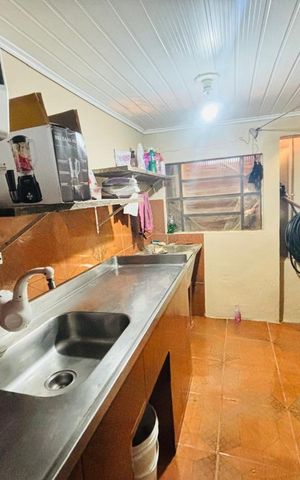 Casa à venda com 200m², 2 quartos e 2 vagas