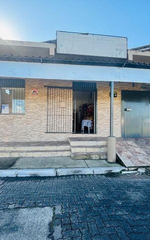 Casa à venda com 200m², 2 quartos e 2 vagas Casa à venda com 200m², 2 quartos e 2 vagasFachada