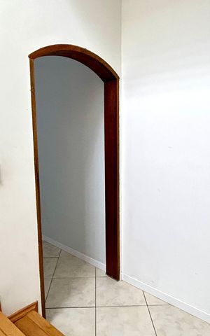 Casa para alugar com 125m², 2 quartos e 2 vagas Casa para alugar com 125m², 2 quartos e 2 vagasEscada