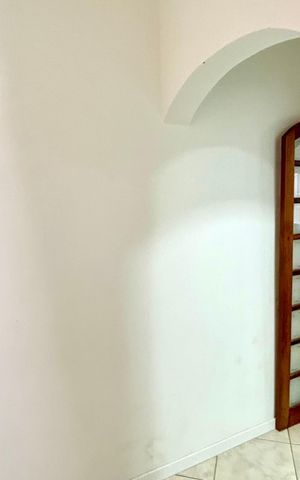 Casa para alugar com 125m², 2 quartos e 2 vagas Casa para alugar com 125m², 2 quartos e 2 vagasEscada