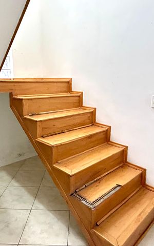 Casa para alugar com 125m², 2 quartos e 2 vagas Casa para alugar com 125m², 2 quartos e 2 vagasEscada