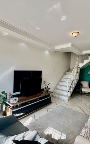 Casa à venda com 200m², 2 quartos e 2 vagas Casa à venda com 200m², 2 quartos e 2 vagasSala