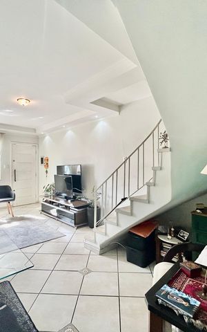 Casa à venda com 200m², 2 quartos e 2 vagas Casa à venda com 200m², 2 quartos e 2 vagasSala