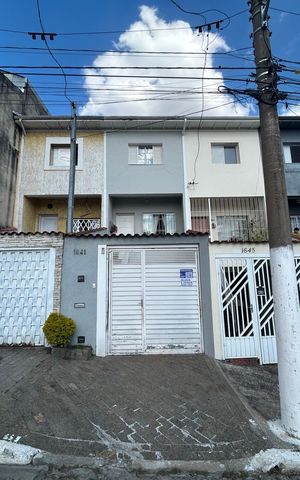 Casa à venda com 200m², 2 quartos e 2 vagas Casa à venda com 200m², 2 quartos e 2 vagasFachada