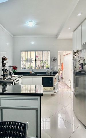 Casa à venda com 200m², 2 quartos e 2 vagas Casa à venda com 200m², 2 quartos e 2 vagasCozinha