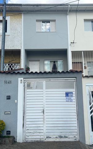 Casa à venda com 200m², 2 quartos e 2 vagas Casa à venda com 200m², 2 quartos e 2 vagasFachada