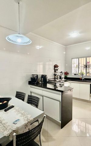 Casa à venda com 200m², 2 quartos e 2 vagas Casa à venda com 200m², 2 quartos e 2 vagasCozinha