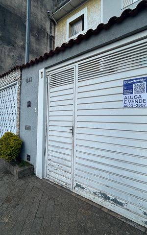Casa à venda com 200m², 2 quartos e 2 vagas Casa à venda com 200m², 2 quartos e 2 vagasFachada