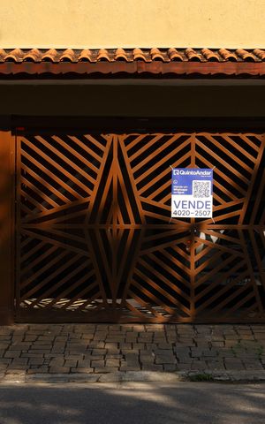 Casa à venda com 320m², 3 quartos e 3 vagasPlaca grande instalada no portão do imóvel dia 06.07.2026 - Código da placa: TZWM-1050