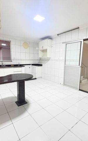 Casa para alugar com 267m², 6 quartos e 5 vagas