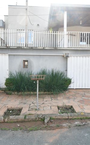 Casa à venda com 200m², 4 quartos e 2 vagasFachada