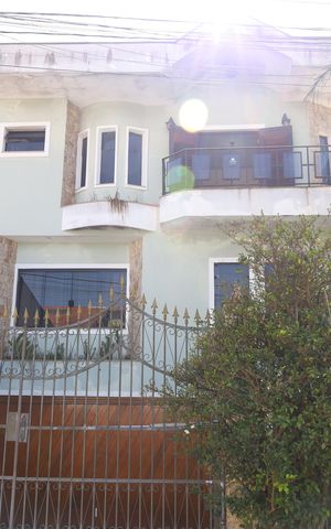 Casa para alugar com 420m², 4 quartos e 5 vagasPlaca grande instalada no portão da fachada do imóvel, dia 06.07.2026 - Código da placa: TZWM-1051