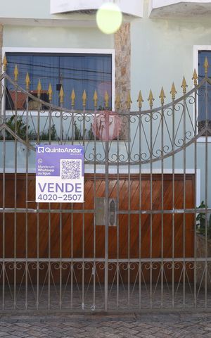 Casa para alugar com 420m², 4 quartos e 5 vagasPlaca grande instalada no portão da fachada do imóvel, dia 06.07.2026 - Código da placa: TZWM-1051