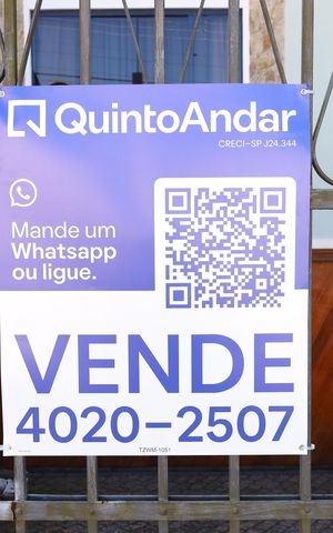 Casa para alugar com 420m², 4 quartos e 5 vagasPlaca grande instalada no portão da fachada do imóvel, dia 06.07.2026 - Código da placa: TZWM-1051